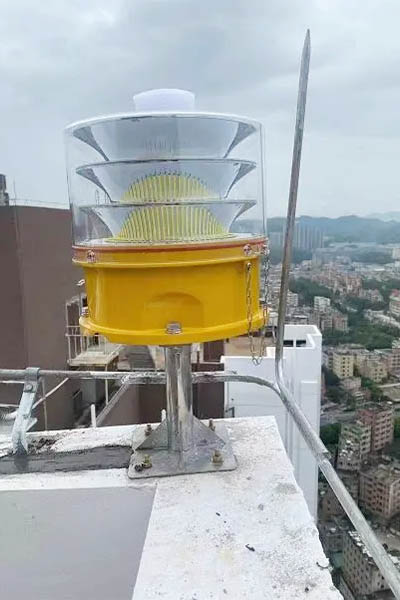 airport beacon light white yellow green flashing
