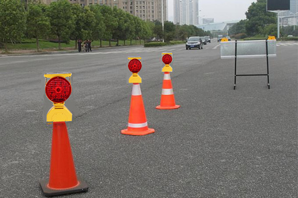Application of Solar Barricade Warning Light Solar Warning Lights 2 YFFY Lights Traffic cones with red warning lights line a closed street in an urban areaSolar Barricade Warning Lights YFF SWL16Solar Warning Lights Solar Lights